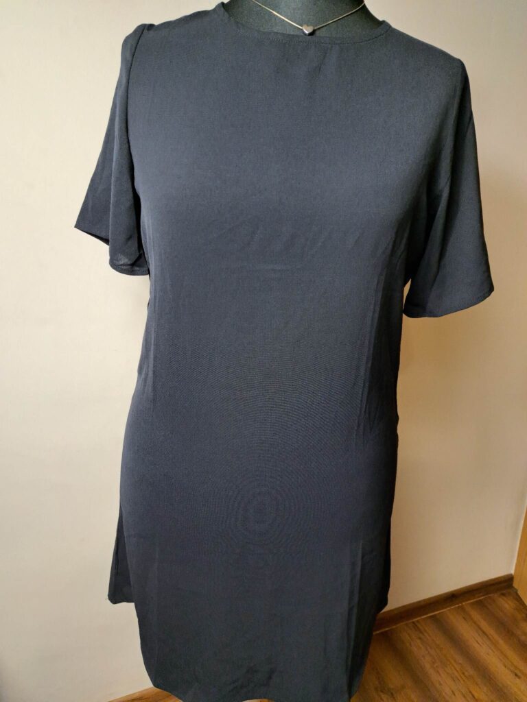 Skromna krótka sukienka, rozmiar 42